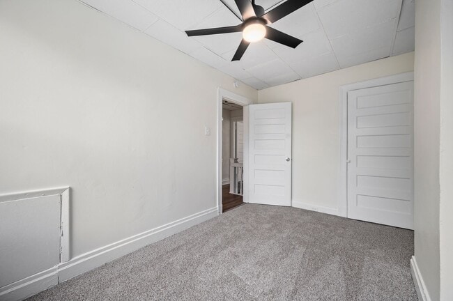 Building Photo - 3 bed 1 bath - newly updated, central air,...