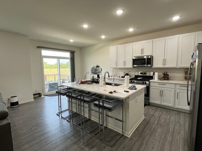 Building Photo - 356 S Pointe Ave