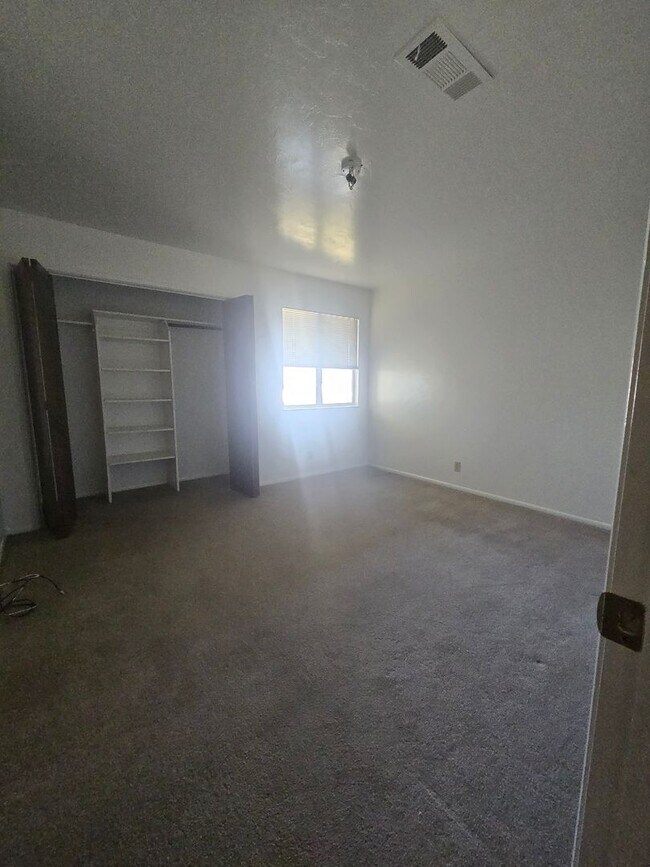 Building Photo - 3 BR 2 BA Available Now