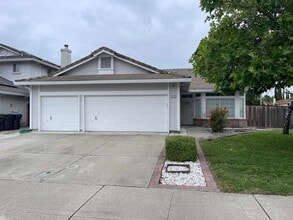 Building Photo - 3br/2ba Home on corner lot