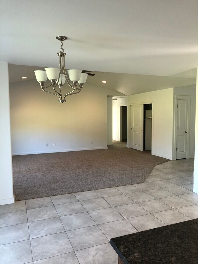 Building Photo - Newer 3 bedroom 2 bath home in Sutherlin