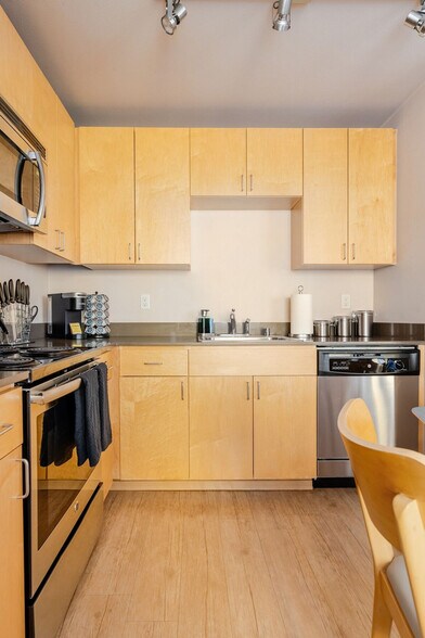 Building Photo - 2820 17th Ave S