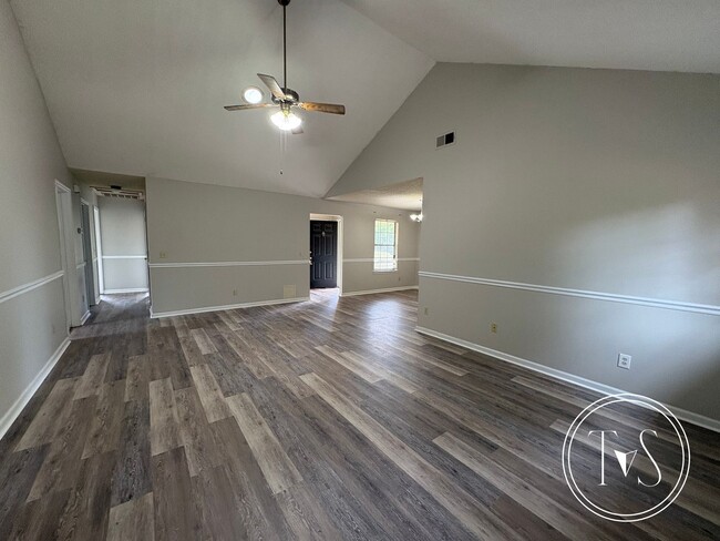 Building Photo - MOVE IN SPECIAL: $1000 OFF 1ST MONTH'S RENT!**