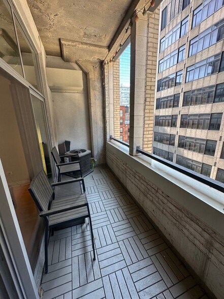 Building Photo - 565 W Quincy St