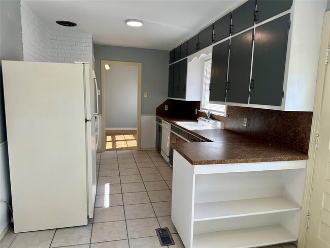 Building Photo - 1224 Westlawn Dr