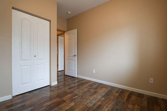 Building Photo - Updated 2 Bedroom Apartment in Windsor