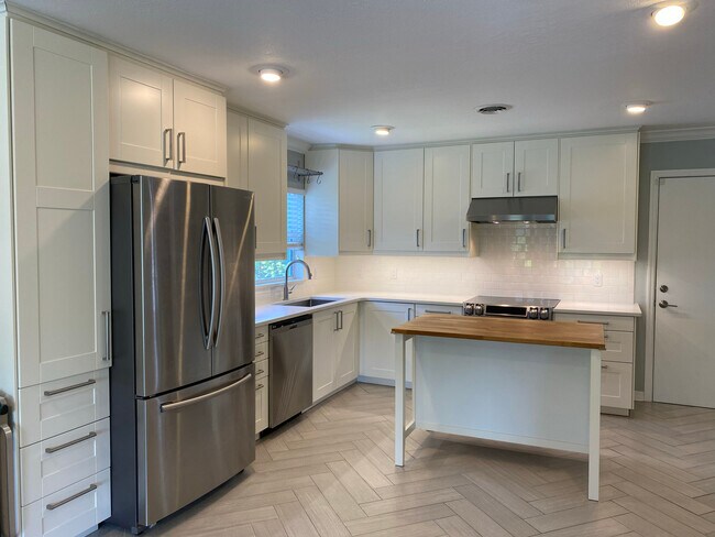 Building Photo - 2720 Dellwood Dr