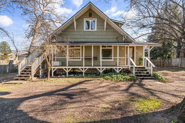 Building Photo - Charming Rustic 3-Bedroom + bonus rooms in Ashland, OR
