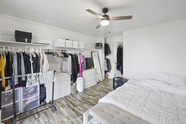 Building Photo - Live Above It All at the Satellite Condo 1 bed 1 bath!