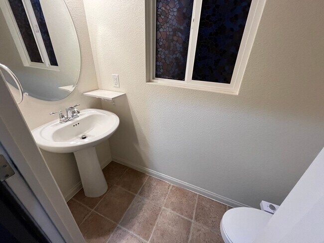 Building Photo - Desirable 4 Bedroom 2.5. Bathroom home in ...