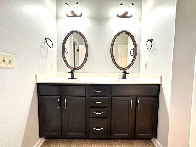 Building Photo - Move-In Special Available! Beautiful Singl...