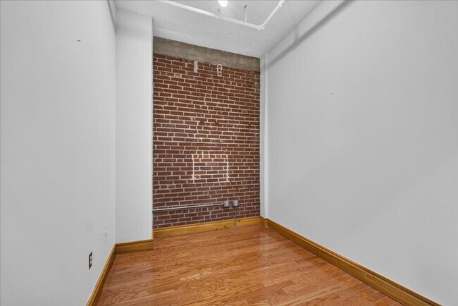 Building Photo - 1627 Locust St