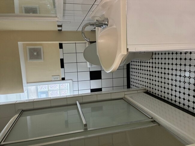 Building Photo - 6246 N Oakley Ave