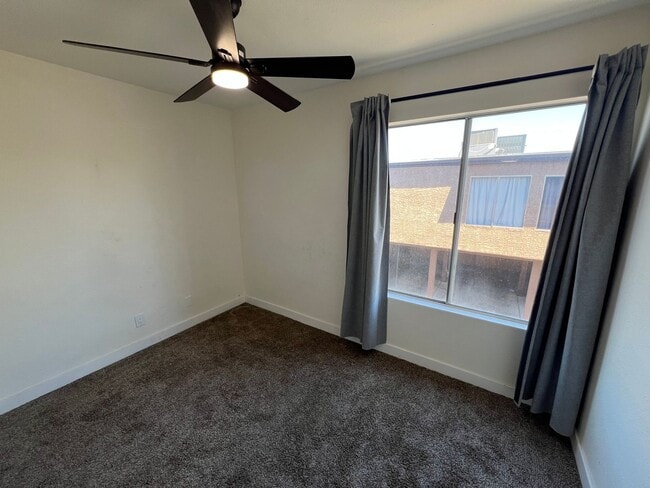 Building Photo - 1534 Hialeah Dr