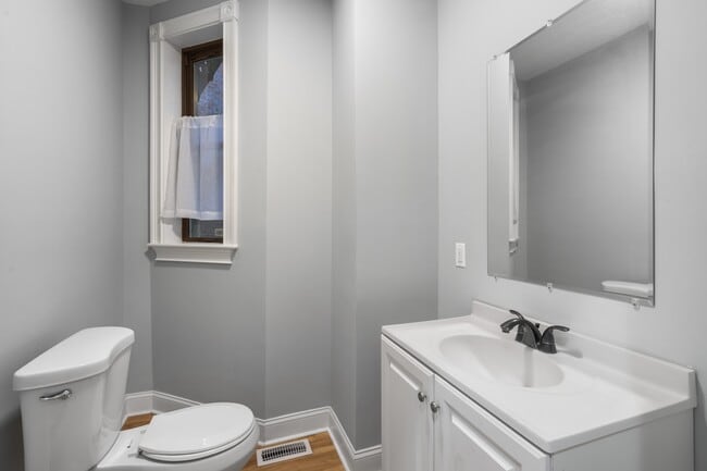 Building Photo - 1713 Linden Ave