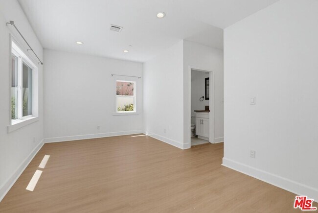 Building Photo - 3528 Mesquite Dr