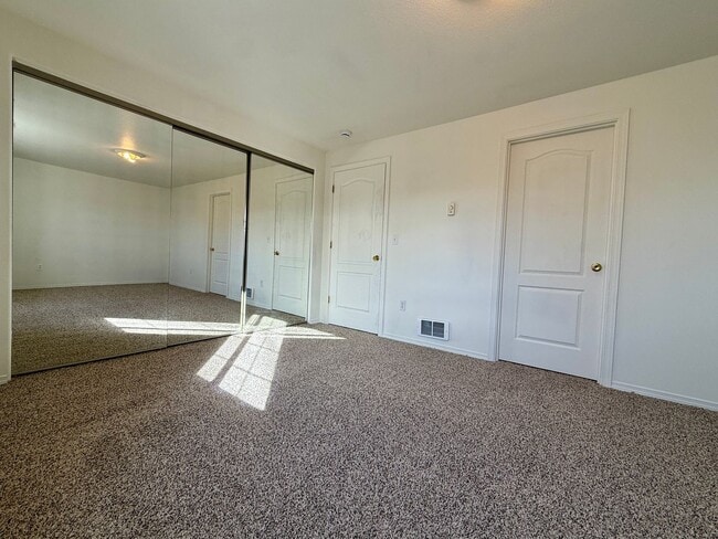 Building Photo - SCHEDULE A TOUR TO VIEW THIS NEWLY UPDATED TOWNHOME IN REDMOND!!