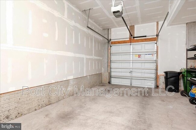 Building Photo - 854 S Macon St.