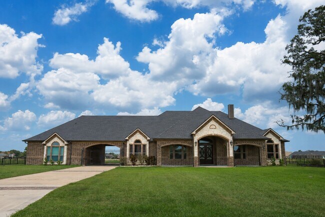 Building Photo - 527 Lily Ln