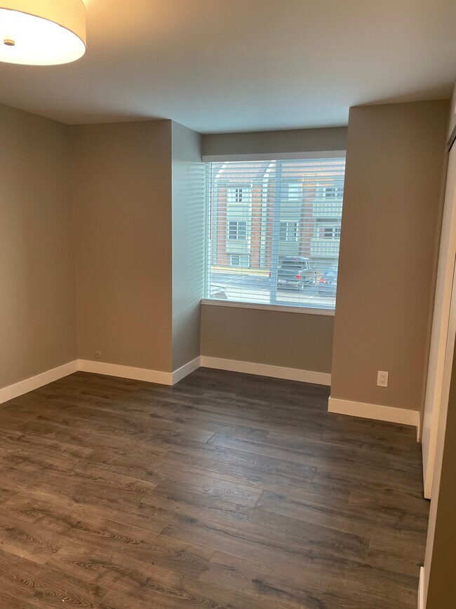 Large master bedroom with two large closets - 1160 S Foothill Dr