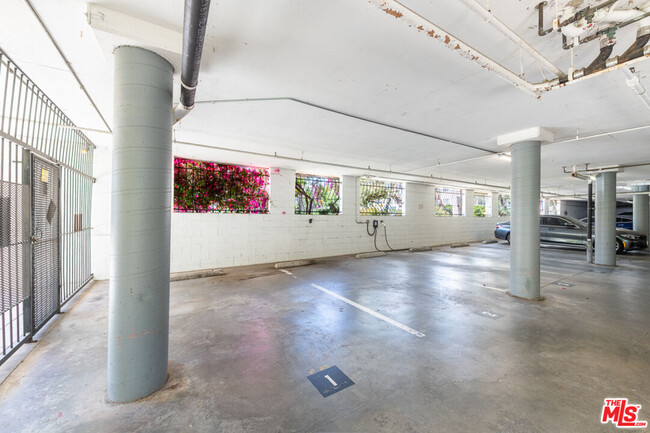 Building Photo - 530 S Barrington Ave