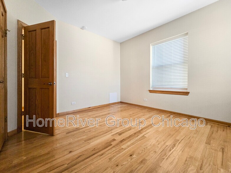 Building Photo - 4904 N Drake Ave