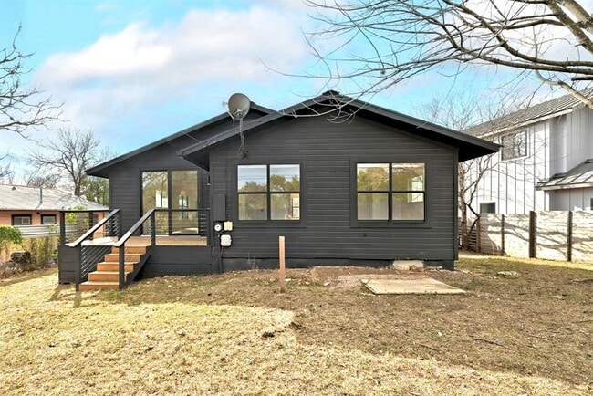 Building Photo - 919 Walter St