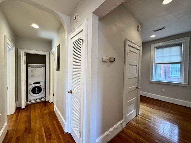 Building Photo - Amazing Garden-Style Condo Available NOW! ...