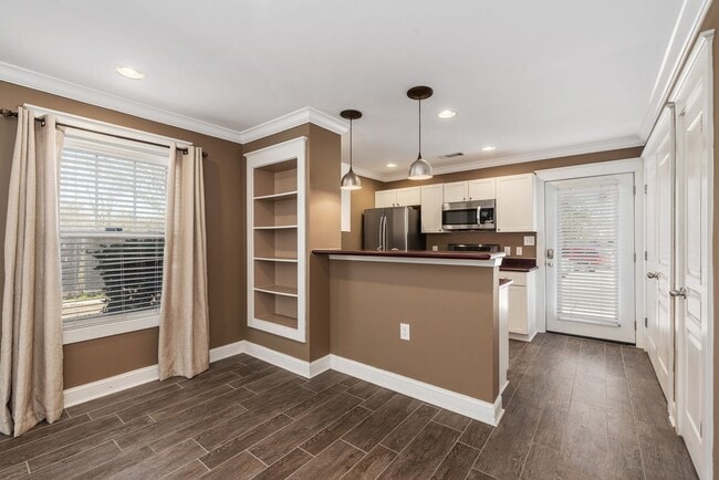 Building Photo - Live at the Woodlands!AVAILABLE FOR AUGUST...