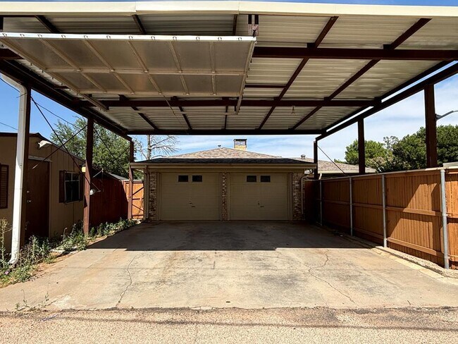 Building Photo - 4201 Valley Dr