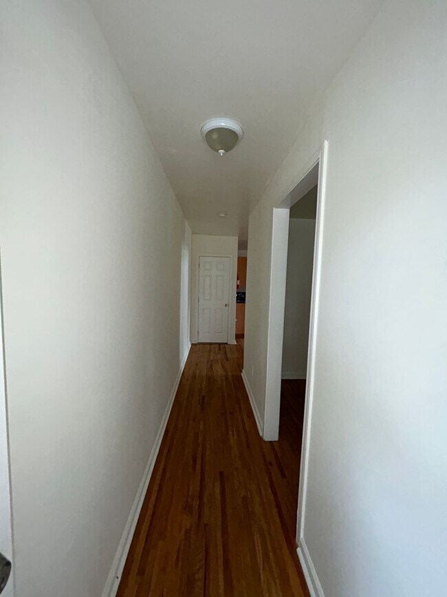 Building Photo - Cozy Home w/2 bath!