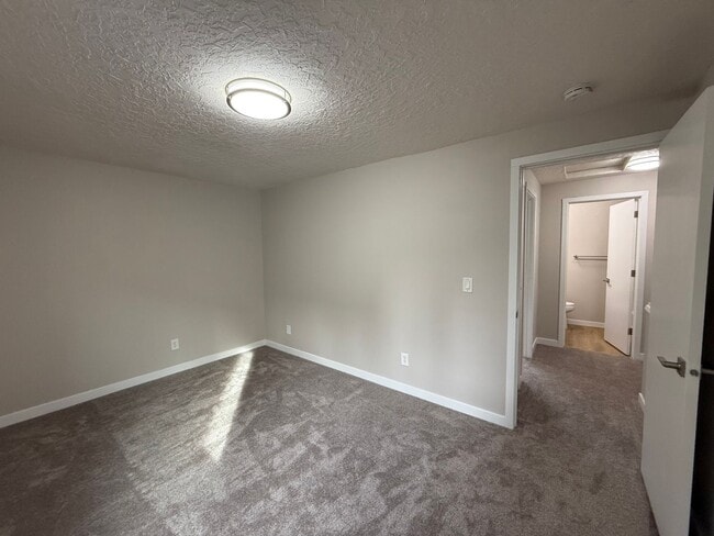 Building Photo - NOW SHOWING - RENOVATED Townhome Style Apartment In Raleigh Hills - See Listing for DETAILS and S...
