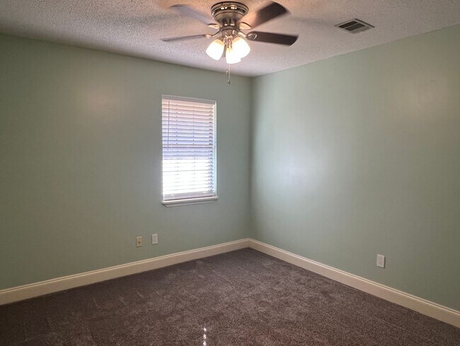 Building Photo - Great Home in Dove Cove Subdivision