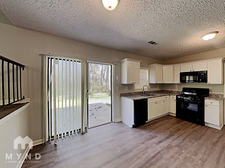 Building Photo - 5924 Sutton Dr