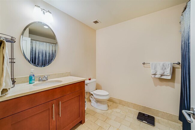 Building Photo - 1125 Maxwell Ln