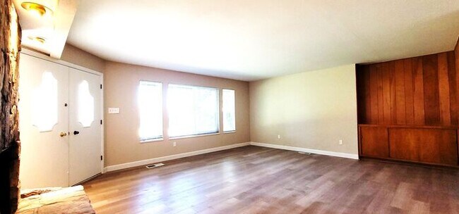 Building Photo - Beautiful 2 Bedroom / 2 Bath Bungalow Next to Hidden Valley Golf Club with Large Private Patio, N...