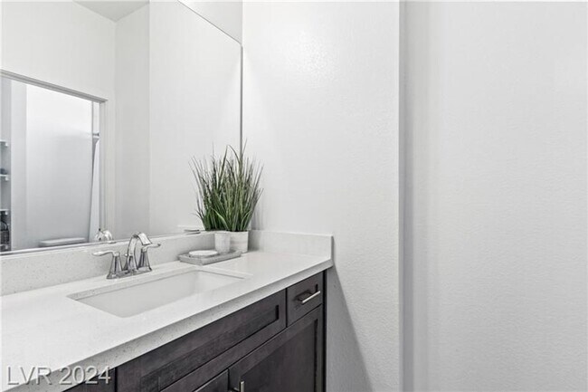 Building Photo - Elevated Desert Living with Strip & Mountain Views – Fully Furnished 6-Bedroom Retreat!