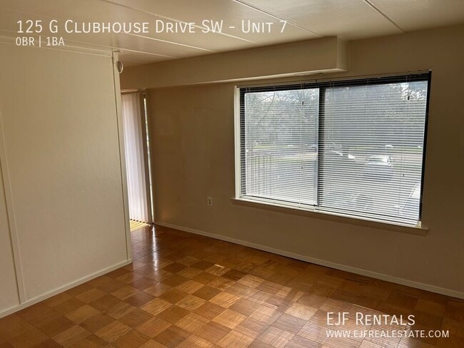 Building Photo - 125 Clubhouse Dr SW