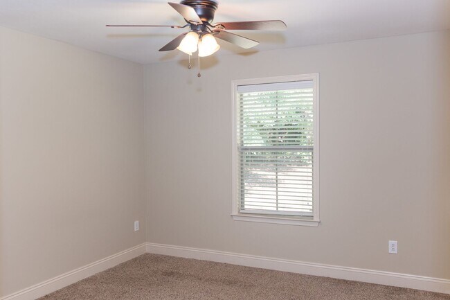 Building Photo - 3 bedrooms, 2 baths in Bay Branch estates!