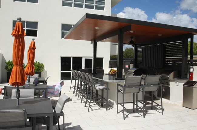 Building Photo - 340 Sunset Dr