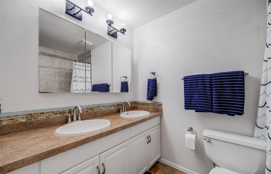 Building Photo - 7370 Devinney Ct