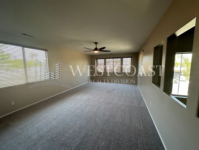 Building Photo - Bright & Spacious 4-Bed Townhome in Prime ...