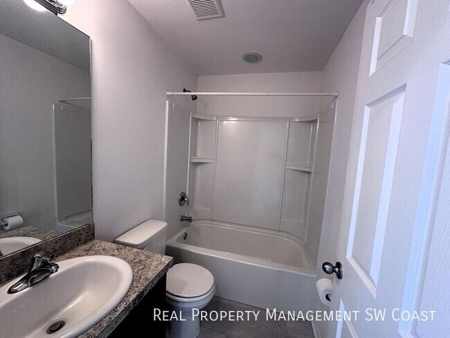 Building Photo - 438 Shadow Lakes Dr