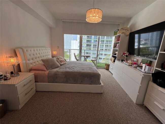 Building Photo - 1750 N Bayshore Dr