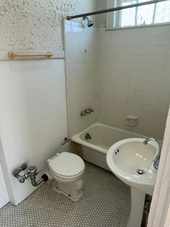 Building Photo - 1BD/1BA Corner Unit ON Napoleon Ave