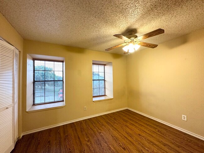 Building Photo - 734 W Collins St