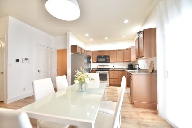 Building Photo - 380 Market Pl