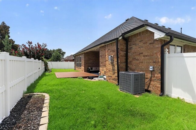 Building Photo - 16616 Moorgate Ln
