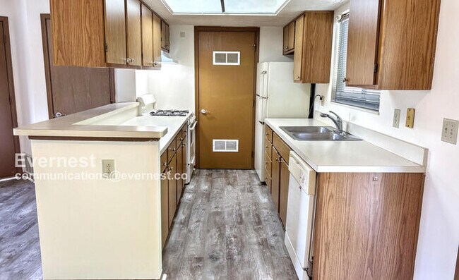 Building Photo - 2-Bedroom Condo with Laundry Hookups / Pet...