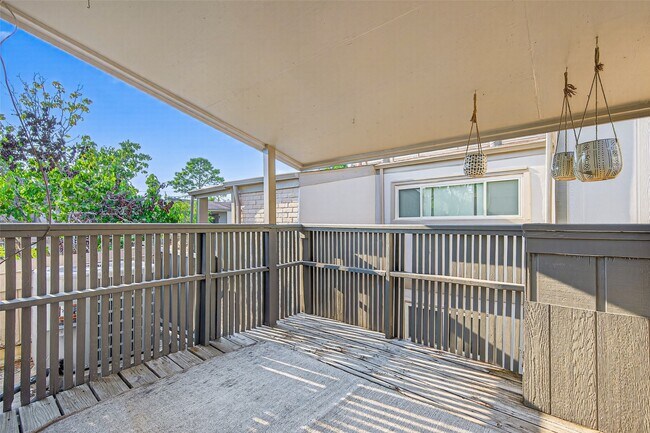 Building Photo - 880 Tully St